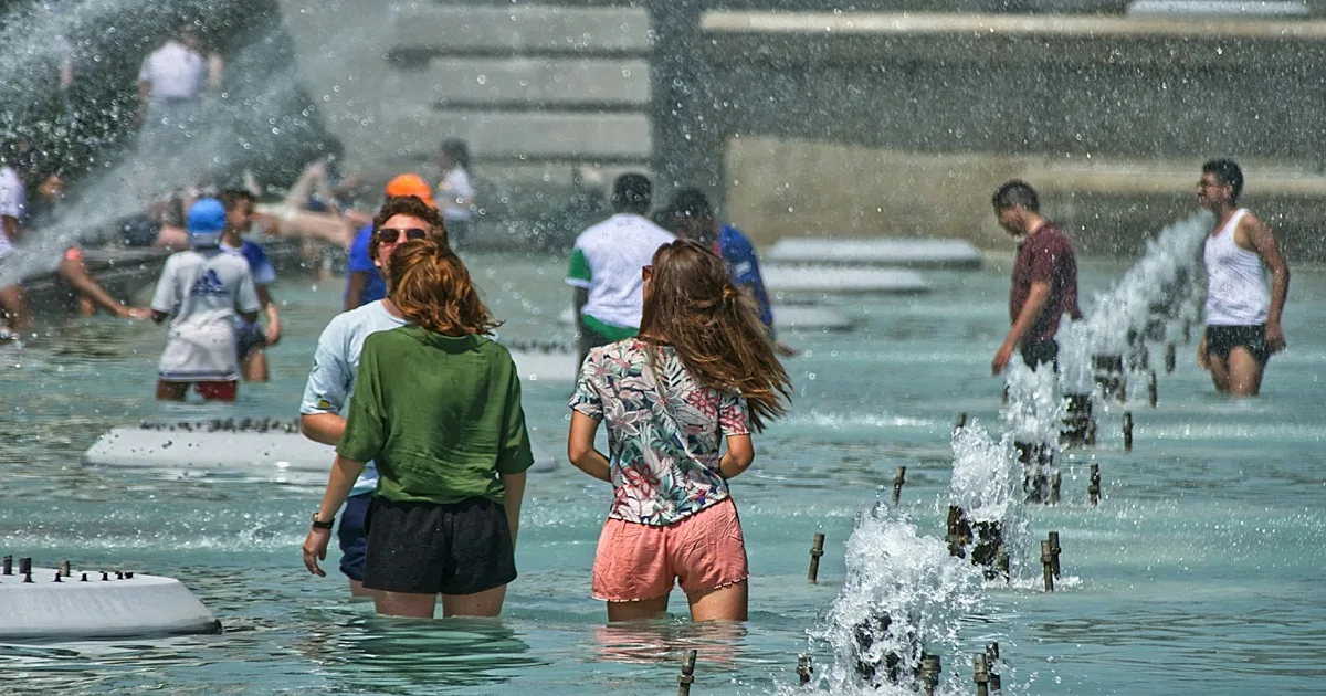 Vue aérienne d'un quartier urbain québécois en période de canicule, zones minéralisées et végétalisées