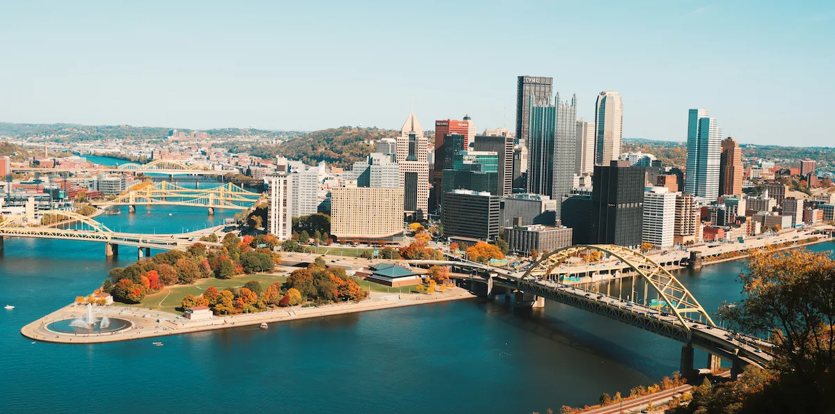 Vue aérienne d'une ville québécoise entourée d'espaces verts — gestion environnementale municipale