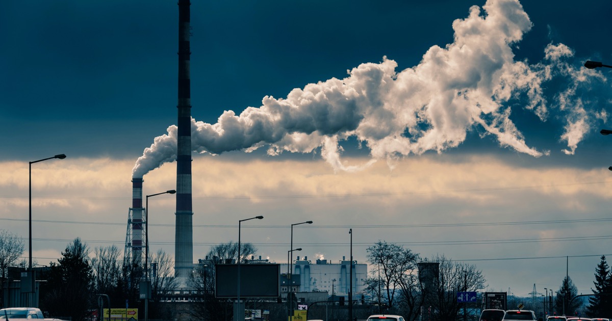 Vue d'un paysage urbain québécois avec station de surveillance de la qualité de l'air au premier plan
